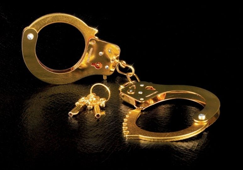 Fetish Fantasy - 金屬手扣 - 金色 照片-3